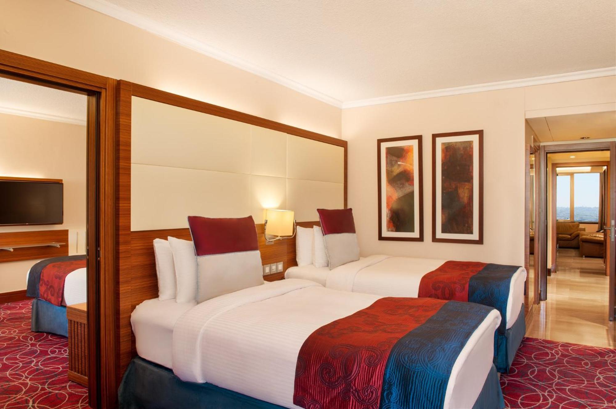 Crowne Plaza By Ihg 5*